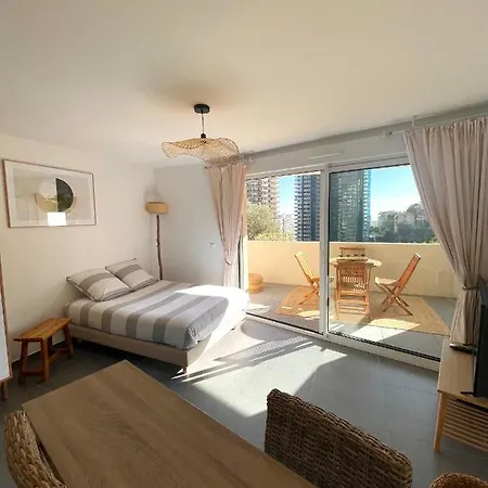 Luxueux Neuf - Frontiere - Piscine - Parking Prive Apartment *