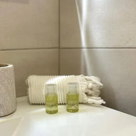 Luxueux Neuf - Frontiere - Piscine - Parking Prive *