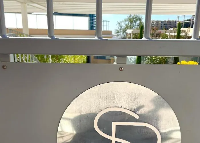 Luxueux Neuf - Frontiere - Piscine - Parking Prive 아파트 *